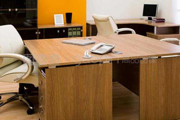 書桌上的筆記本電腦與儀器儀表 現代科技與專業測量的交匯點